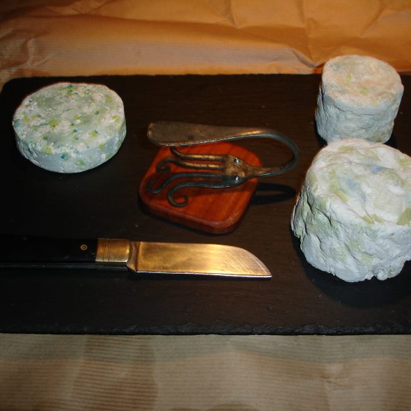 plateau a fromage ardoise et couverts anciens